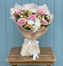 Букет цветов из:  Гвоздики, Орхидеи и Розы в Каладжинской