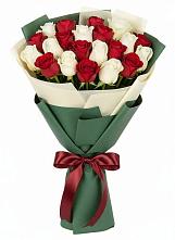 Букет Микс из красных и белых роз в Каладжинской