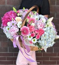 Композиция солнечный день в Каладжинской Цветочная композиция из Розы, Хризантемы, Пионы и Лизиантусы в корзине в Каладжинской