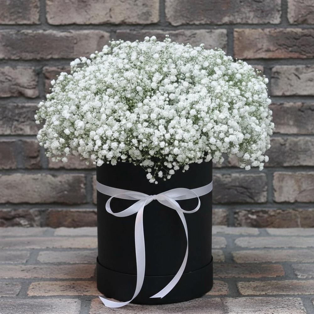 Цветочная композиция из Гипсофила в шляпной коробке в Каладжинской