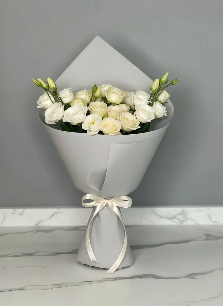 Букет цветов из: Розы и Лизиантусы в Каладжинской