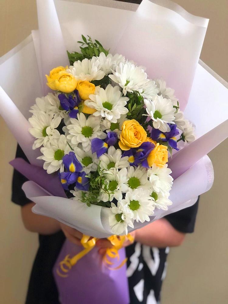 Букет цветов из: Ирисы, Хризантемы и Розы в Каладжинской