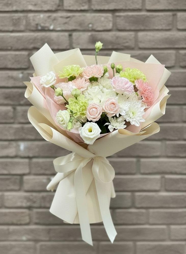 Букет цветов из: Гвоздики, Розы, Лизиантусы и Хризантемы в Каладжинской