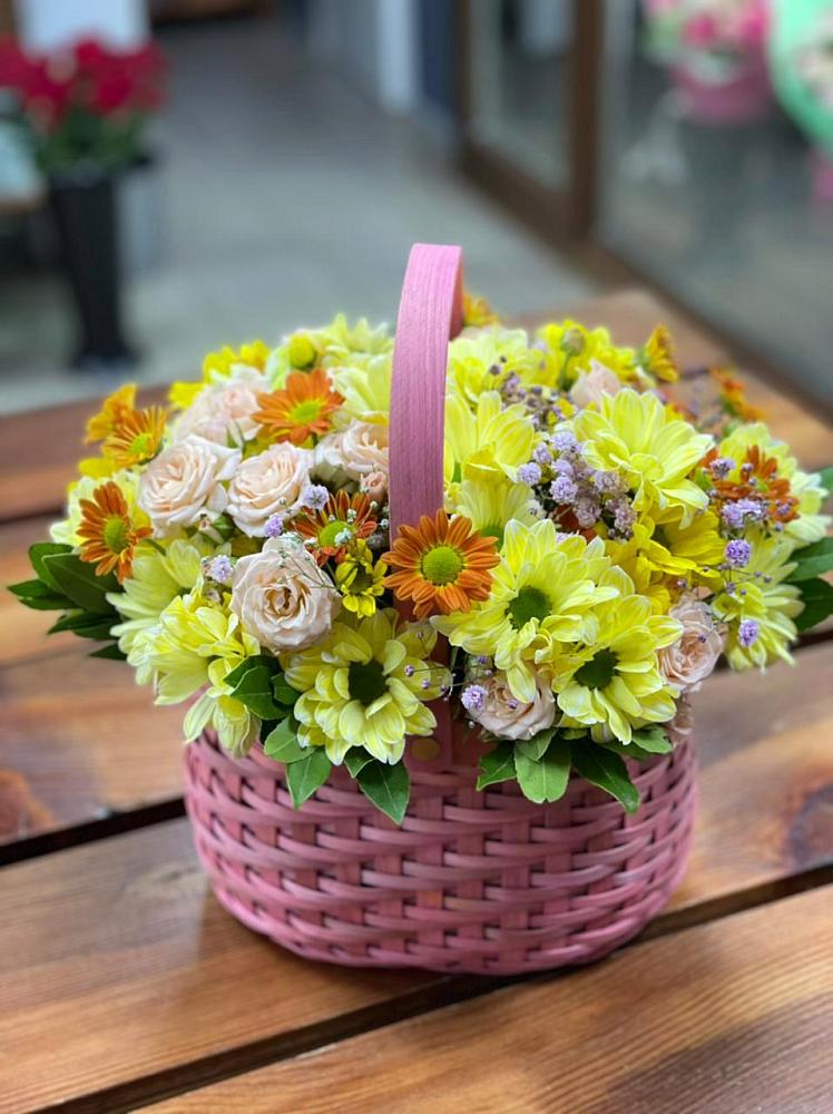Цветочная композиция из Хризантемы и Розы в корзине в Каладжинской