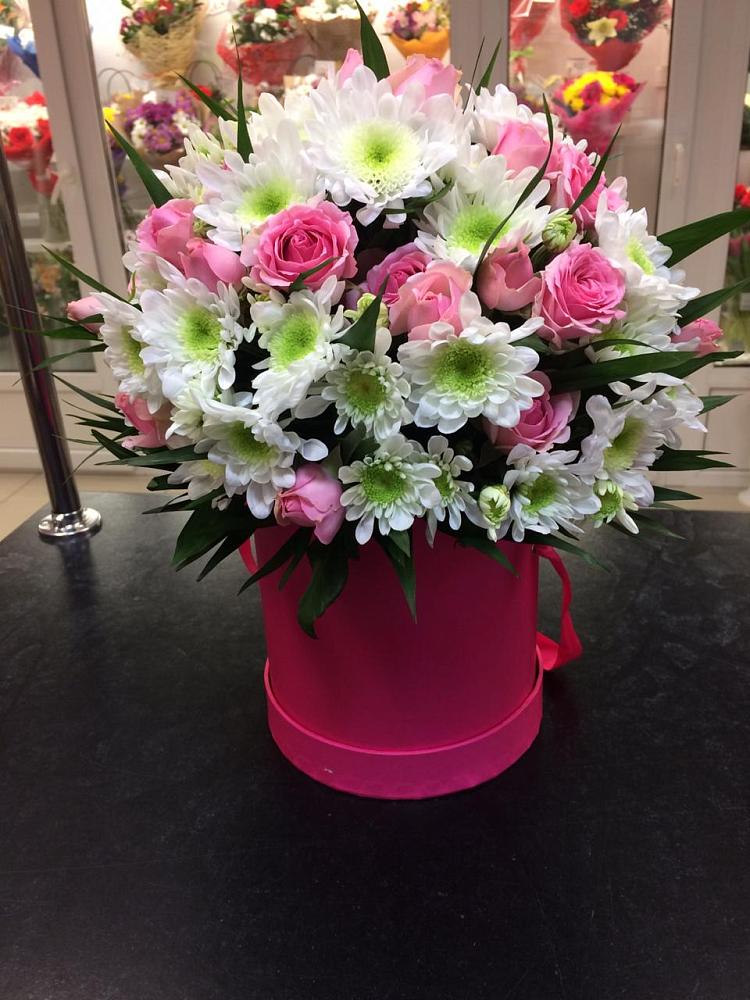 Цветочная композиция из Розы и Хризантемы в шляпной коробке в Каладжинской