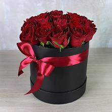 Цветочная композиция из Розы в шляпной коробке в Каладжинской