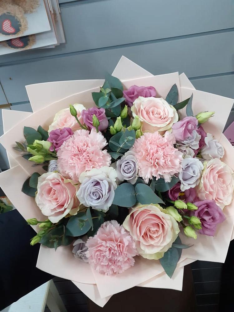 Букет цветов из: Розы, Гвоздики и Лизиантусы в Каладжинской