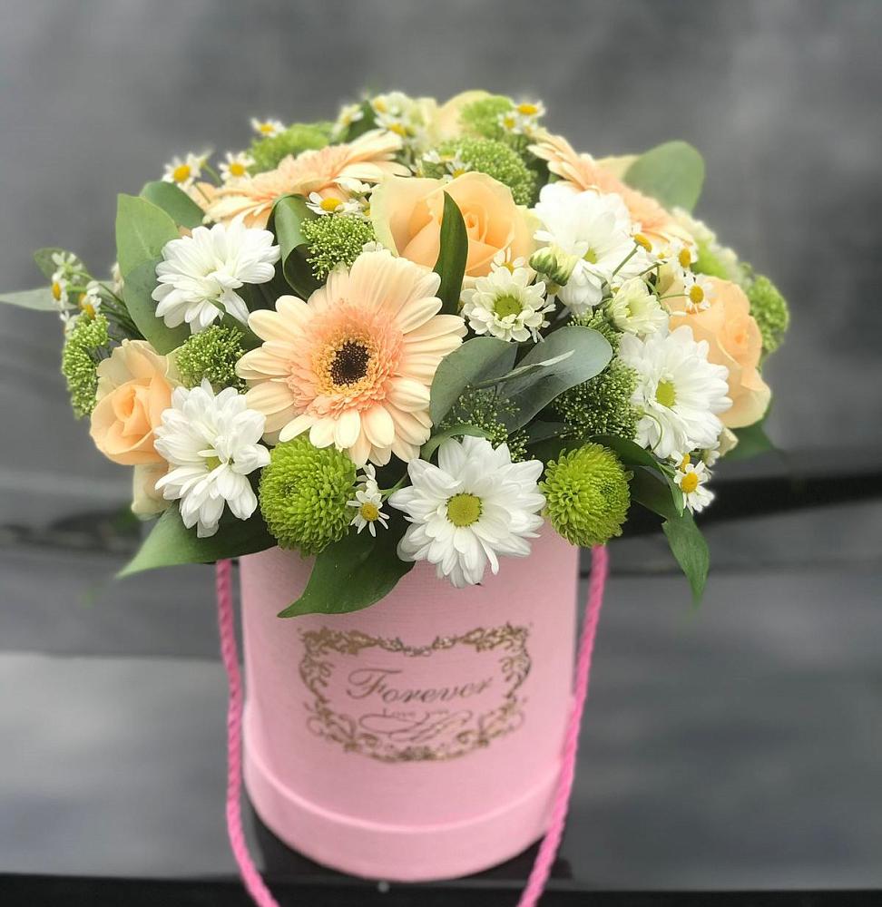 Цветочная композиция из Розы, Герберы и Хризантемы в шляпной коробке в Каладжинской