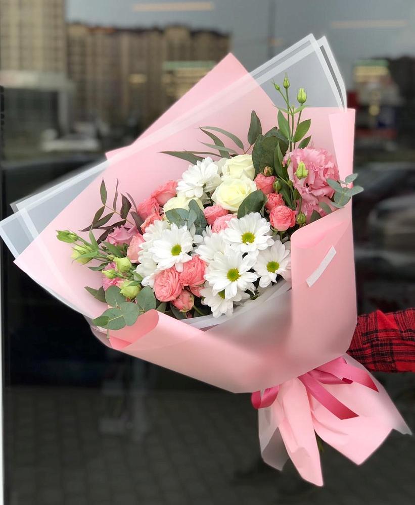 Букет нежный в Каладжинской Букет цветов из: Розы, Лизиантусы и Хризантемы в Каладжинской