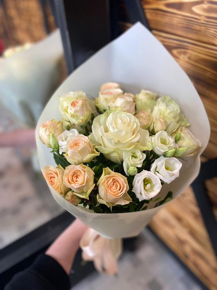 Букет цветов из: Розы и Лизиантусы в Каладжинской